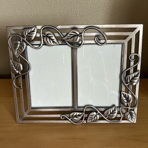 Elegant Silver Leaf Accent Picture Frame with Intricate Design